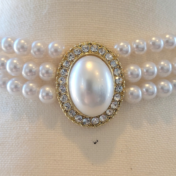 💥FREE with 3/$30 BUNDLE💥 Elegant Pearl Choker Necklace with Gold Accent - Picture 2 of 5